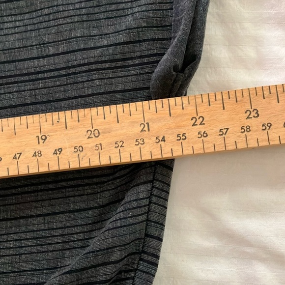 GapFit Breathe small women’s Boxy Tie Front Short Sleeve Tee - Picture 8 of 14